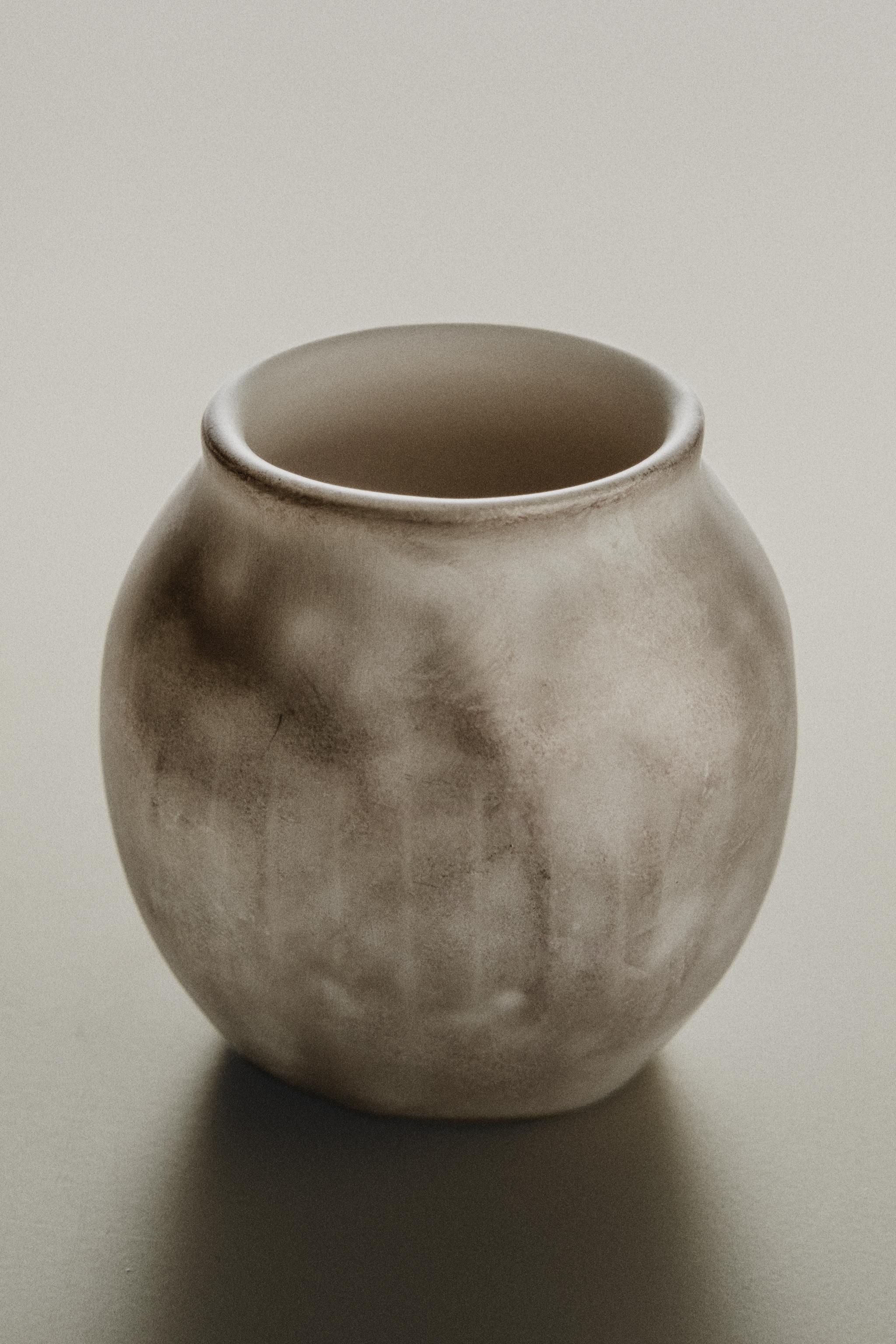 SHINY CERAMIC VASE